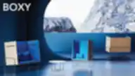 Minkštų baldų serija „Boxy“ su aukštais atlošais modernioje erdvėje mėlynos ir natūralios medžio spalvos fone