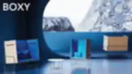 Minkštų baldų serija „Boxy“ su aukštais atlošais modernioje erdvėje mėlynos ir natūralios medžio spalvos fone