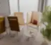 Boxy privatumo lounge kėdės su aukštomis medinėmis sienelėmis ir smėlio spalvos apmušalais modernioje biuro erdvėje su natūraliu apšvietimu ir augalais.