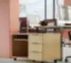 Didelis mobilus medinis stalčių blokas su atvira lentyna ir trimis stalčiais ant ratukų šiuolaikiniame biure