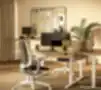 Moderni biuro erdvė su ergonomiškais reguliuojamo aukščio stalais ir kėdėmis, kompiuteriais, privatumo pertvaromis, dideliu baltu lenta su lipdukais ir vidaus augalais, šilta kilimine danga ir natūralia šviesa pro didelius langus.