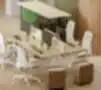 Moderni ergonomiška biuro erdvė su keturiais reguliuojamo aukščio stalais, sugrupuotais klasteryje, kiekviename yra kompiuterio monitorius, baltos ergonomiškos biuro kėdės, mediniai mobilūs stalčiai, šviesios audinio privatumo pertvaros, vidaus žalieji augalai už permatomos žalios stiklo pertvaros, šilta medžio grindų danga ir šiuolaikinis apšvietimas lubose.