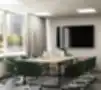 Šviesi moderni posėdžių salė su medžio tekstūros stalu, žalios spalvos ergonomiškomis kėdėmis, dideliu langu ir sieniniu ekranu.