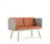 Kompaktiška moderni dvivietė sofa su oranžinėmis pagalvėlėmis, pilkomis šoninėmis sienelėmis ir medinėmis kojelėmis – puikiai tinka mažoms erdvėms ar biurui.