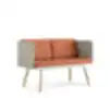 Kompaktiška moderni dvivietė sofa su oranžinėmis pagalvėlėmis, pilkomis šoninėmis sienelėmis ir medinėmis kojelėmis – puikiai tinka mažoms erdvėms ar biurui.