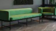 Moderni laukiamoji zona su žaliu veliūriniu suoliuku ir foteliu ant juodo metalo rėmo bei marmurinėmis grindimis