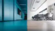 Modernus New Crush biuras su kontrastinėmis grindų dangomis ir konferenciniu stalu