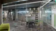 Šiuolaikiškas „Conresta“ biuro interjeras su stiklinėmis pertvaromis, moderniais baldais ir geometrinėmis sienų detalėmis.