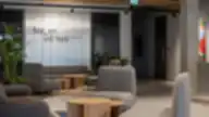 Liv-in New Town bendro gyvenimo erdvės holas su šiuolaikiškais baldais ir augalais