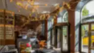 Grand Poet Hotel by Semarah viešbučio įėjimas ir registratūra su įspūdingu apšvietimu bei moderniu interjeru.