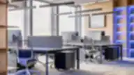 HRMNY šiuolaikinis biuras su ergonomiškomis darbo vietomis, šviesiomis medžiagomis ir akcentine mėlyna šviesa lentynose