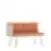 Moderni dvivietė sofa su degintos oranžinės spalvos pagalvėlėmis, šviesiai pilku šoniniu porankiu kairėje, baltu rėmu ir medinėmis kojomis, ant balto fono.