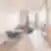Nordclinic konsultacijų kabinetas Kaune su mėlynomis kėdėmis, apvaliu stalu, žiediniu šviestuvu ir vaizdu pro langą.