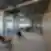 „Luminor“ biuro koridorius su stikliniais susitikimų kambariais ir moderniu apšvietimu.