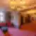 Grand Poet Hotel by Semarah viešbučio koridorius su ryškiu raštuotu kilimu, šiuolaikiškais šviestuvais ir poilsio zona prie lango.