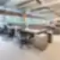 Modernus atviro plano biuras su ergonominėmis kėdėmis, reguliuojamo aukščio darbo stalais ir natūralia šviesa – AmerisourceBergen - World Courier Lietuva