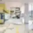Modernus KTU bibliotekos interjeras su informaciniu stalu, stiklinėmis sienomis ir krypties žymėjimais grindyse.
