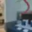 Prabangus viešbučio kambarys su flamingo piešiniu, dvigule lova ir poilsio zona.