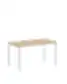 Vienvietis modulinis biuro stalas su ąžuolo imitacijos stalviršiu, baltomis milteliniu būdu dažytomis plieninėmis kojomis ir integruota kabelių valdymo anga.