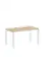Vienvietis modulinis biuro stalas su ąžuolo imitacijos stalviršiu, baltomis milteliniu būdu dažytomis plieninėmis kojomis ir integruotu kabelių valdymo kanalu su nuimamais dangteliais.