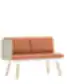 Moderni dvivietė sofa su degintos oranžinės spalvos pagalvėlėmis, šviesiai pilku šoniniu porankiu kairėje, baltu rėmu ir medinėmis kojomis, ant balto fono.