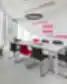 Šviesi Citadele susitikimų salė su balta stačiakampėmis stalu, juodomis ir raudonomis kėdėmis, panoraminiais langais vienoje pusėje, juodu apskritu pakabinamu šviestuvu ir raudonu sienos grafiku „Tavo bankas – tavo rankose“.