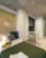 Moderni Liv In Vilnius studija su jaukia lova, kompaktiška virtuve ir industrinio stiliaus lubomis.