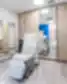 Nordclinic gydymo kabinetas Kaune su reguliuojama kėde, mediniais baldais, veidrodžiais ir moderniu dizainu.