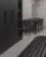 Poilsio ir persirengimo zona su spintelėmis, stalu ir veidrodžiu moderniame biure