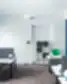 Wallter biuro dizainas, atviras ofiso planas, ergonominės žalios kėdės, balti darbo stalai, pilkos pertvaros, geltona akcentinė lempa, mėlynos užuolaidos ofise.
