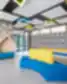 Balsių mokyklos poilsio zona su spalvingais minkštais baldais, namelio formos sėdima niša ir geometriniais sienų raštais.