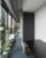 Biuro erdvė prie panoraminių langų su daugybe vazoninių augalų ir patogia sėdėjimo vieta