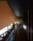 Tamsus medinis koridorius restorane LING LING su banguotu medžio ir perforuoto metalo lubų dizainu.