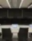 „Luminor“ moderni vaizdo konferencijų salė su keliomis ekranų sistemomis ir integruotais darbo terminalais.