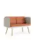 Kompaktiška moderni dvivietė sofa su oranžinėmis pagalvėlėmis, pilkomis šoninėmis sienelėmis ir medinėmis kojelėmis – puikiai tinka mažoms erdvėms ar biurui.