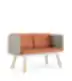 Kompaktiška moderni dvivietė sofa su oranžinėmis pagalvėlėmis, pilkomis šoninėmis sienelėmis ir medinėmis kojelėmis – puikiai tinka mažoms erdvėms ar biurui.