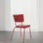 Bejot EP 215 kėdė raudonos spalvos, minimalistinis dizainas su juodomis kojelėmis.