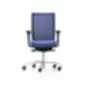 Mėlyna ergonomiška biuro kėdė su tinkline atlošo dalimi, paminkštinta sėdyne, reguliuojamais porankiais ir chromuotu pagrindu su ratukais – DAUPHIN Stilo modelis.