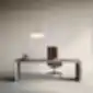 Mūsdienīgs vadītāja galds ar minimālistisku dizainu un elegantiem aksesuāriem.