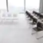 Bejot FD 270 2M juodos ir baltos konferencinės kėdės modernioje salėje su panoraminiu vaizdu