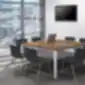 Fondo juodos kėdės iš NowyStyl aplink susitikimų stalą moderniame biure.