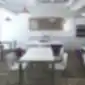 Fondo kėdės iš NowyStyl baltos ir violetinės spalvos, modernioje valgomojo erdvėje.