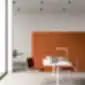 IBEBI Multi Tap raudonai rudos konferencinės kėdės prie stalo šiuolaikiškame biure su oranžine akustine pertvara