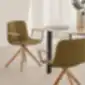 Varya XL Inclass konferencijų kėdės su žaliu audiniu, medine sukama baze ir porankiais, prie apvalaus stalo.