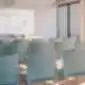Klasėje ar konferencijų salėje išdėstytos mėlynos Ariz kėdės.