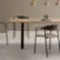 Tamsios ARUM kėdės prie medinio stalo minimalistinėje valgomojo aplinkoje