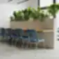 Bejot EP 215 kėdės mėlynos spalvos, sustatytos prie baro stalo su žaluma.