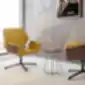 Geltonas BOW4C2 krėslas modernaus interjero erdvėje