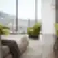 Du žali Chic 10FU krėslai viešbučio kambaryje su balkonu