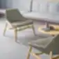 Žalia DUNAS HB kėdė su medinėmis kojomis minimalistiniame šiuolaikiniame interjere.